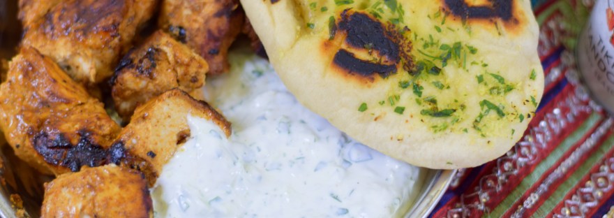 Pui Tandoori Tikka cu naan și raita