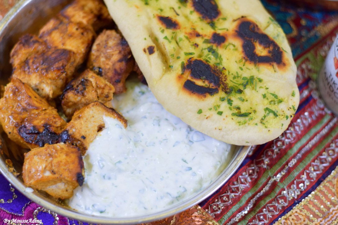 Pui Tandoori Tikka cu naan și raita